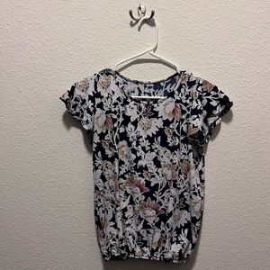 This cute floral shirt no tags but fits Small